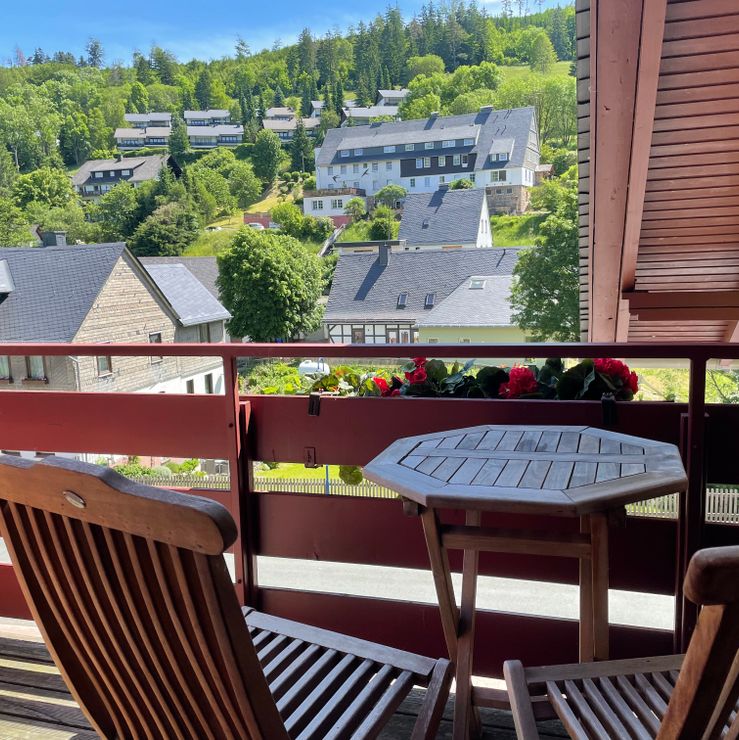 Balkon mit Blick auf das Dorf